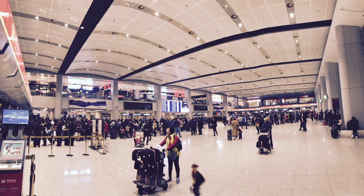 北京1号航站楼早上6点等待值机的人群